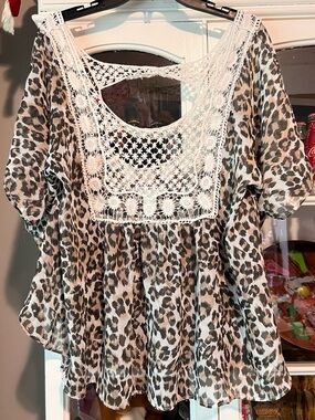 K Jordan White Crochet Yoke Leopard Print Tunic - Gray/White